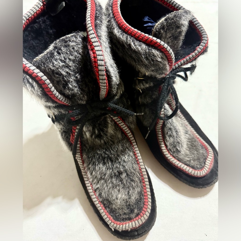 Cozy Black and Gray Fur-Trimmed Women's Winter Boots
